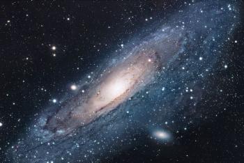 Zákon univerzálnej recesie galaxií hovorí Hubbleov zákon